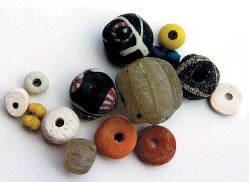 Бусины разных типов из одной из женских могил Фрьёэля. 