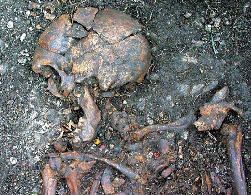 Одно из женских захоронений раннего церковного кладбища Фрьёэля. 