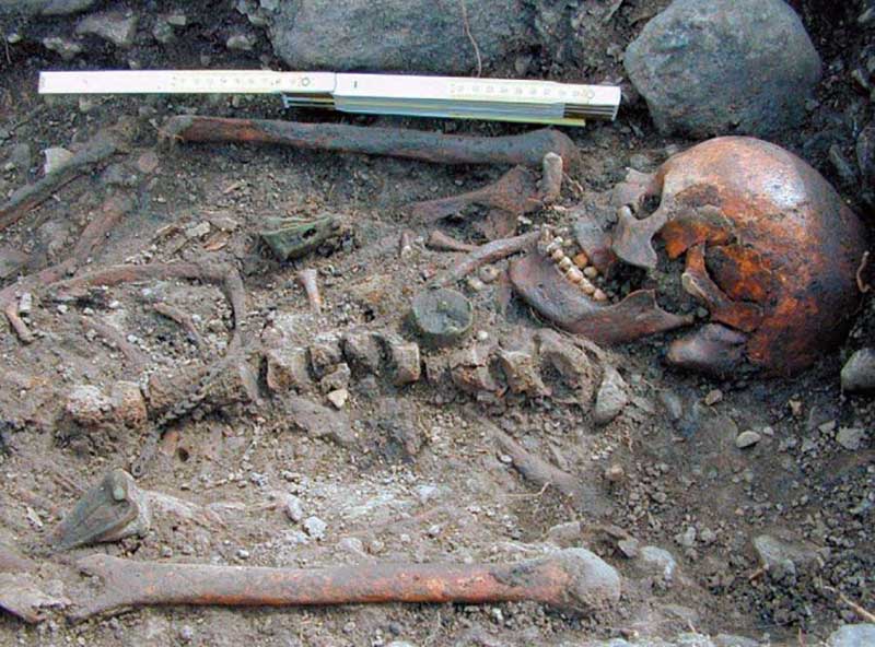 Женское захоронение на языческом кладбище. 