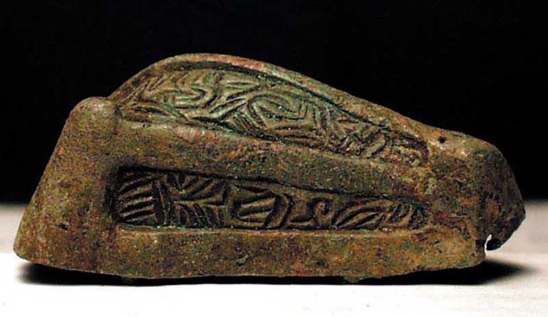 Между брошами в виде звериных голов – бронзовая цепь. Между брошами в виде звериных голов – бронзовая цепь.