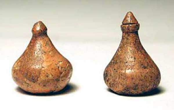 Две игральных костяные фигурки, найденные во Фрьёэле. Высота 2 см.