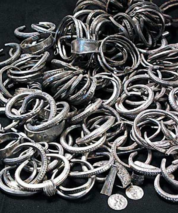 Часть самого большого из когда-либо найденных кладов викингов. 