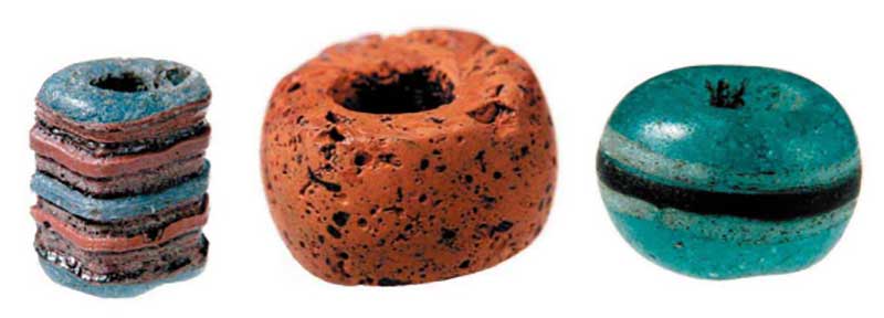 Слева: экземпляр разноцветной бусины из Фрьёэля. Она чуть более 1 см высотой.  В центре: наиболее распространенный вид бусин во Фрьёэле – одноцветные, как вот эта. Её диаметр – 1 см.  Справа: отлично сохранившаяся прозрачная бусина диаметром около 1 см