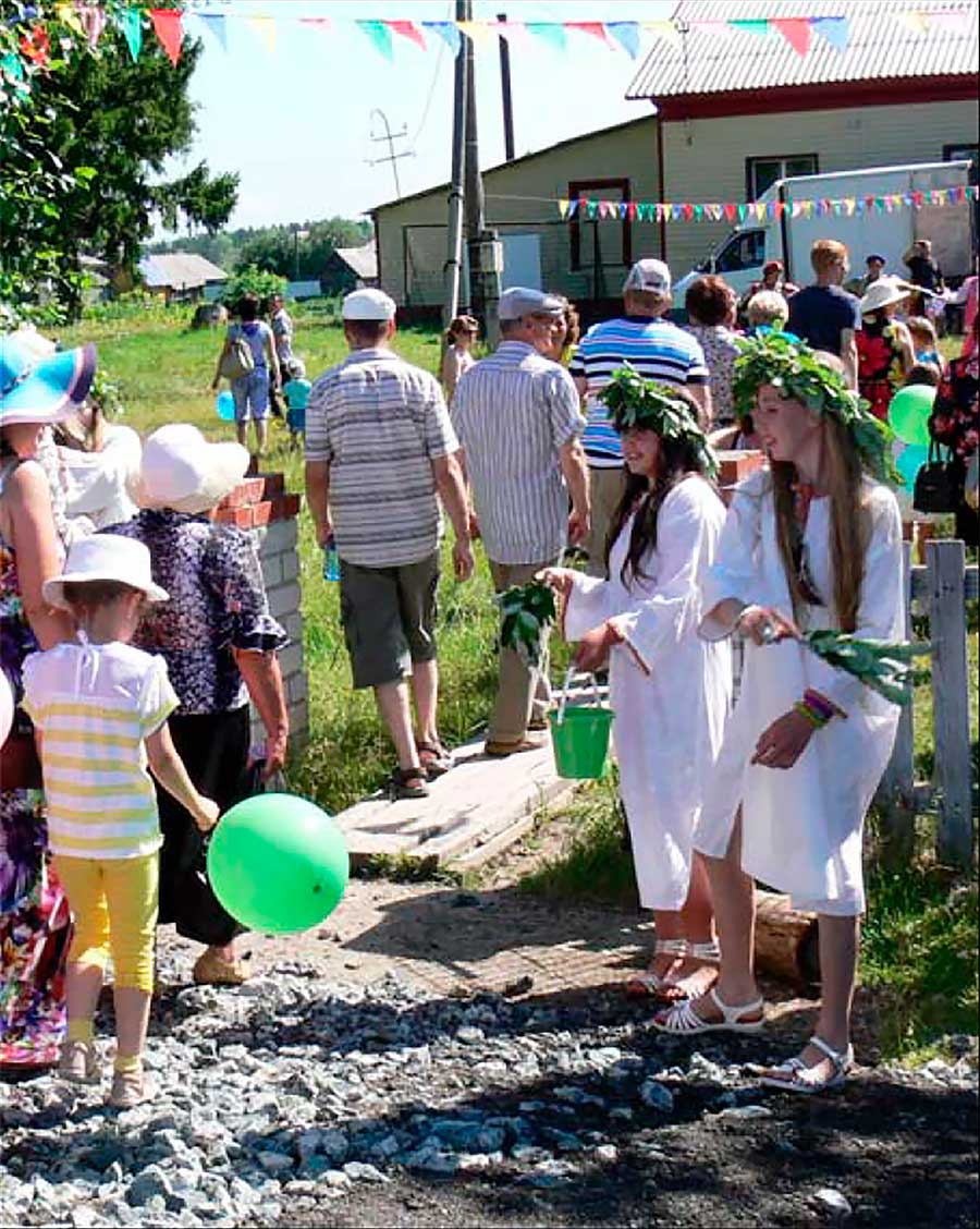 Окропление водой участников праздника День села в с. Ивановка Ялуторовского района Тюменской области. 2014 г.