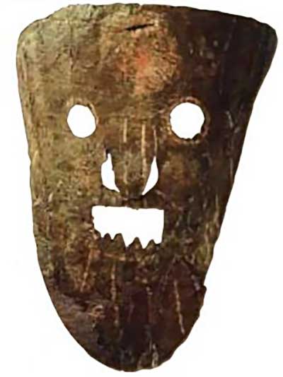 Личина, кожа с цветной росписью, начало XIII века, Новгород Личина, кожа с цветной росписью, начало XIII века, Новгород