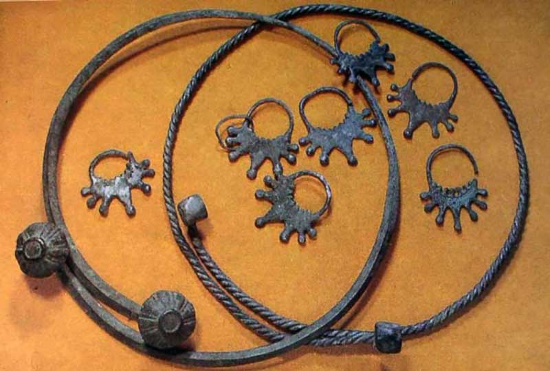 Гривны и семилучевые височные кольца радимичей. Медь. Литье. XI – XII вв. Государственный Исторический музей